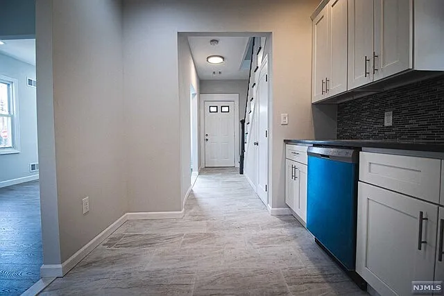 81 Dewey St — Photo 4
