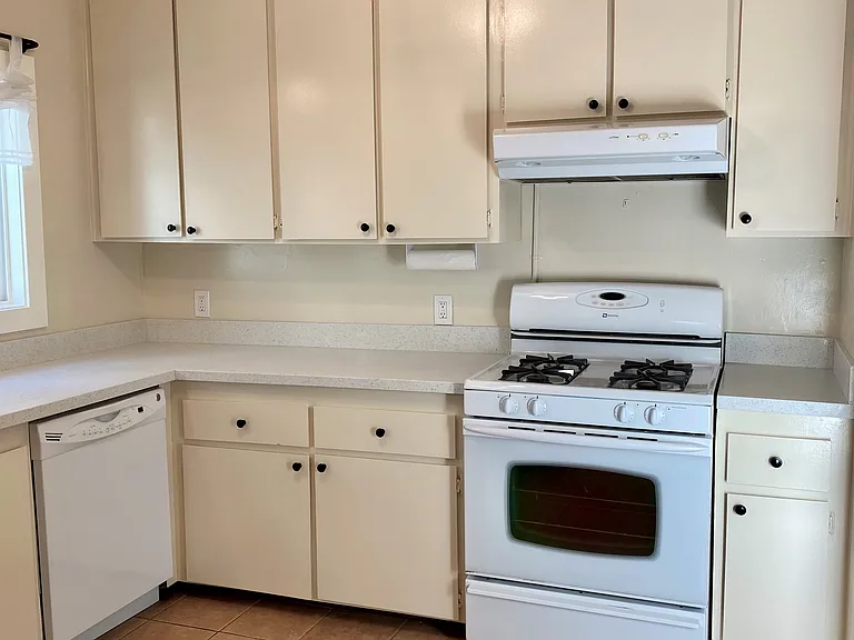 613 Roycroft Ave — Photo 7