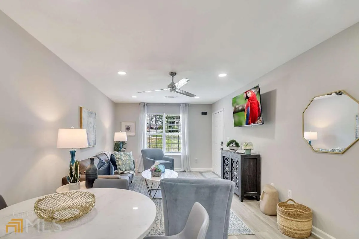 2 bed, 1.0 bath, 100 sqft, $3,100 — Photo 3