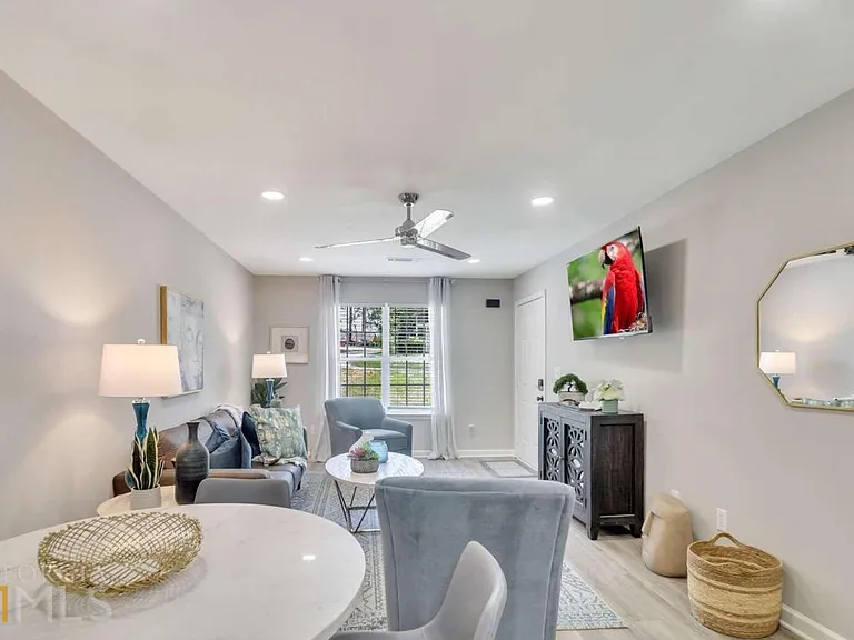 1738 Spring Rd — Photo 3