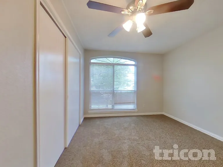 420 Deauville Dr — Photo 8