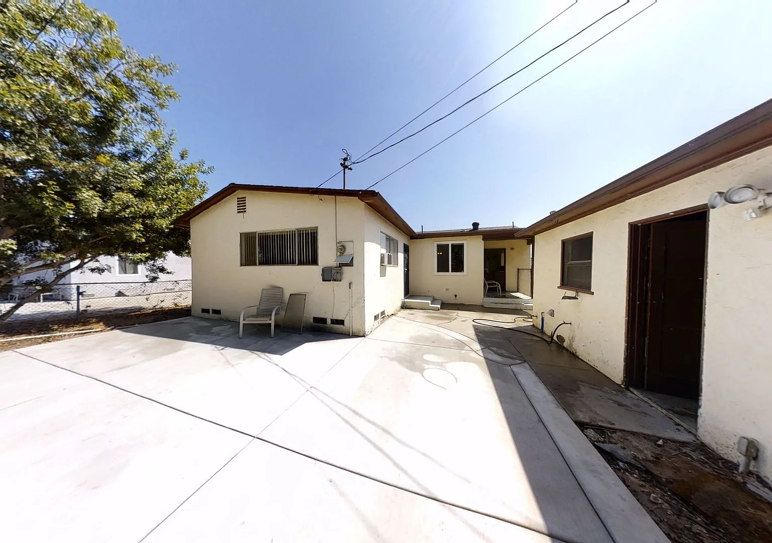 Large, Private 4BD/2BA on Rockford!! — Photo 2
