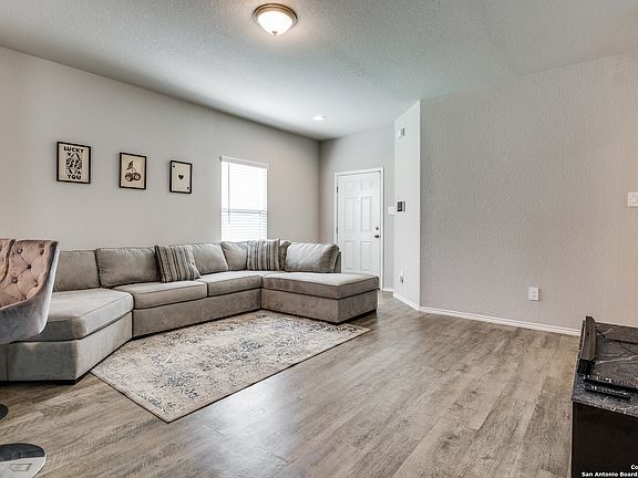 5th image of 10446 Buescher Ln