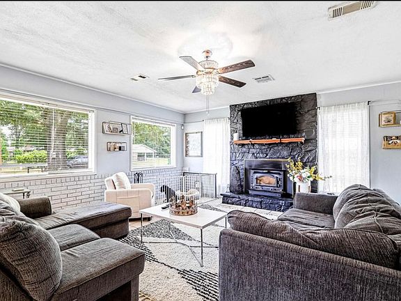 3rd image of 103 Pineway Dr