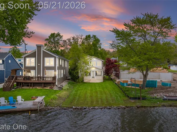 9047 Gale Rd, White Lake, MI 48386
