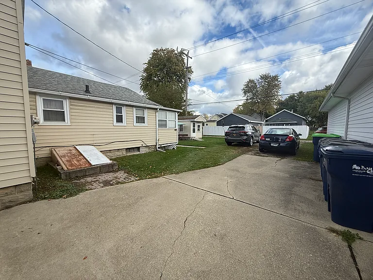 1813 Broadway St — Photo 11