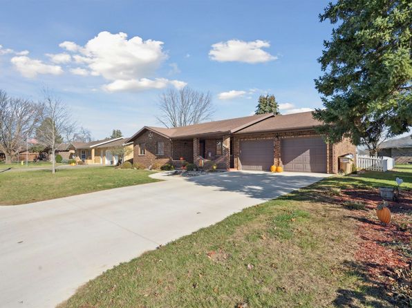 144 Crescent Dr, Manchester, IA 52057