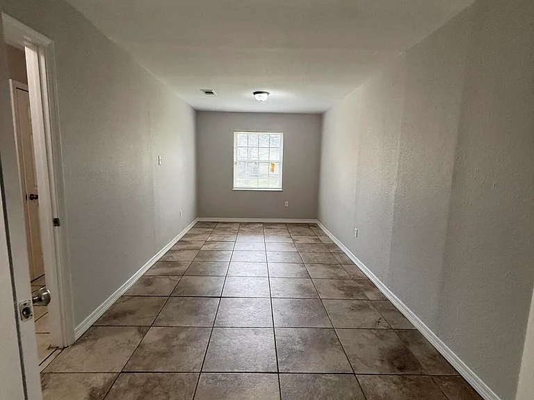 98 Russell Blvd — Photo 8