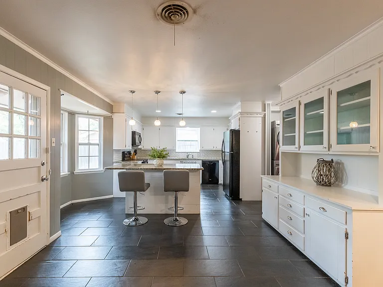 2132 Sylvan Dr — Photo 8
