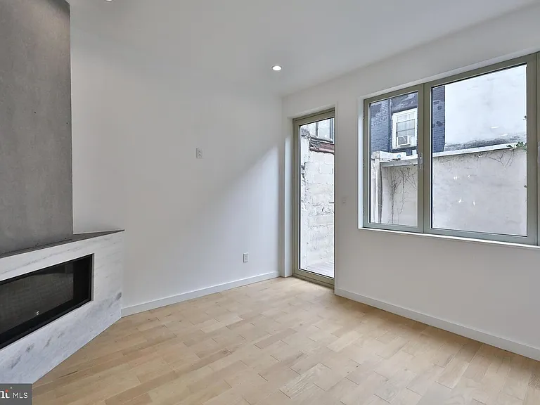 725 S 6th St — Photo 11