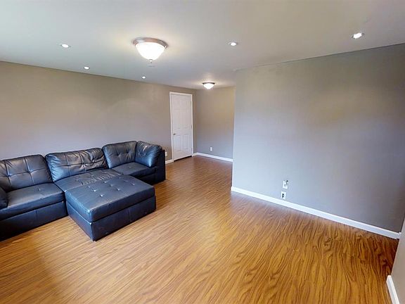 3rd image of 32 Glenada Ct