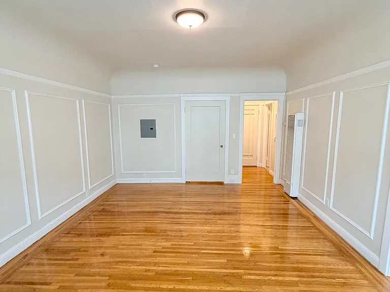 2650 Franklin St — Photo 2