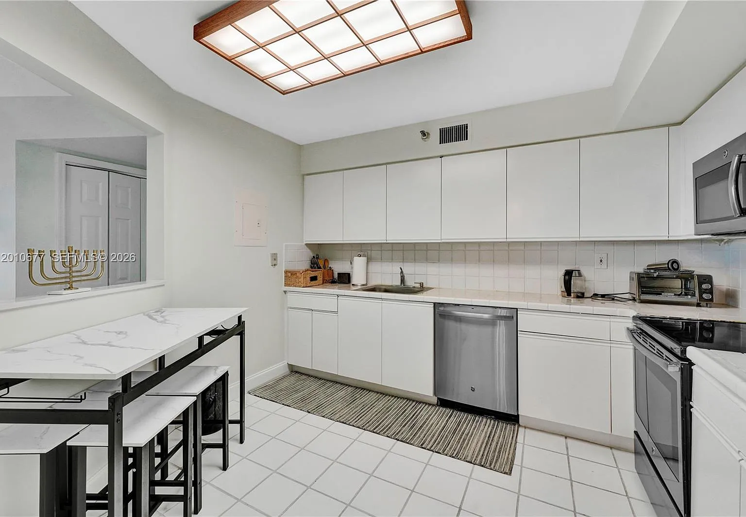 Mystic Pointe Tower 400 C — Photo 4