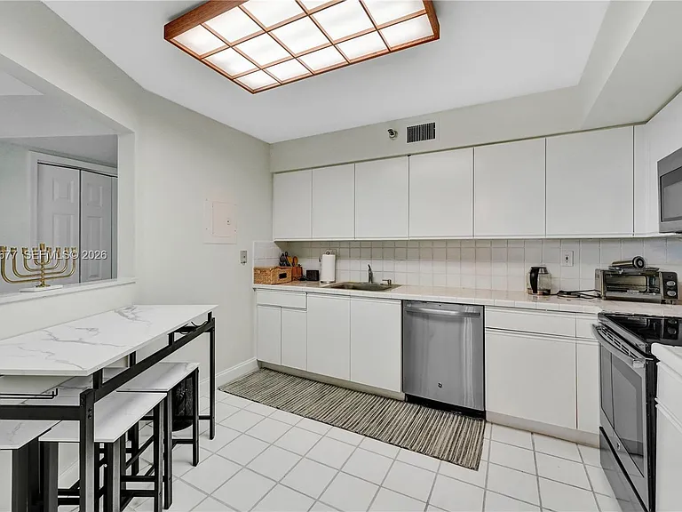 3500 Mystic Pointe Dr #3302 — Photo 4