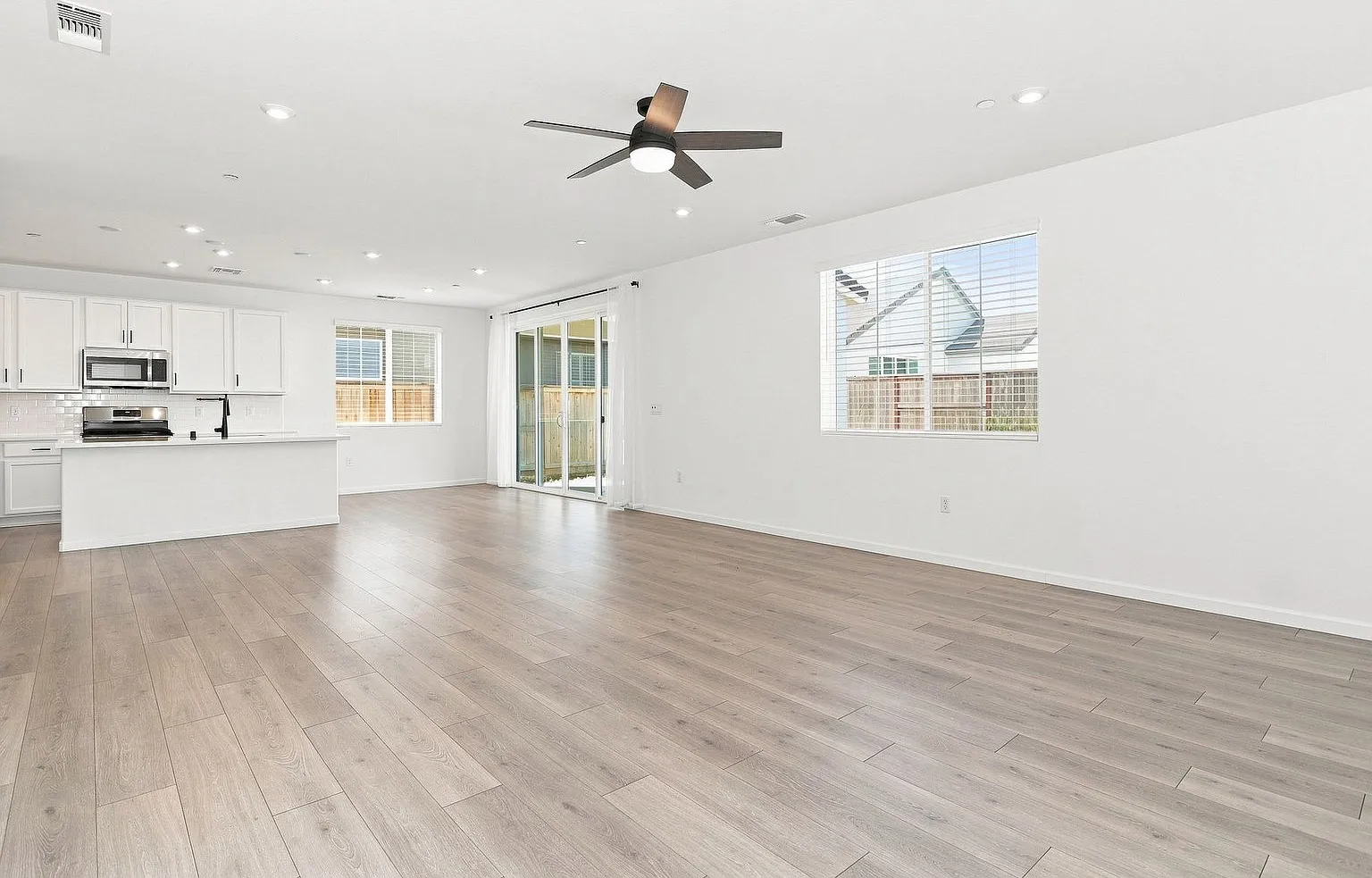 5 bed, 3.0 bath, 2630 sqft, $3,695 — Photo 4