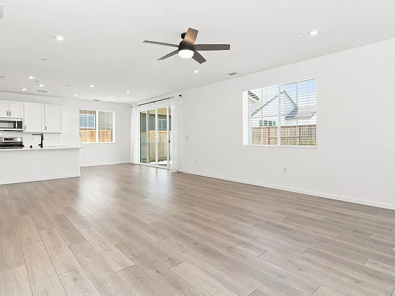 516 Silver Cloud Ct — Photo 4