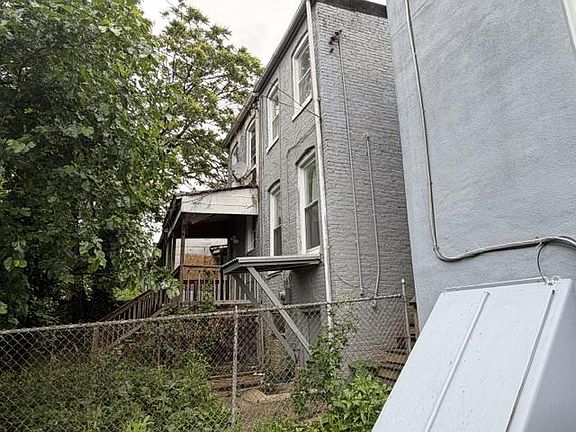 2nd image of 150 Irving St