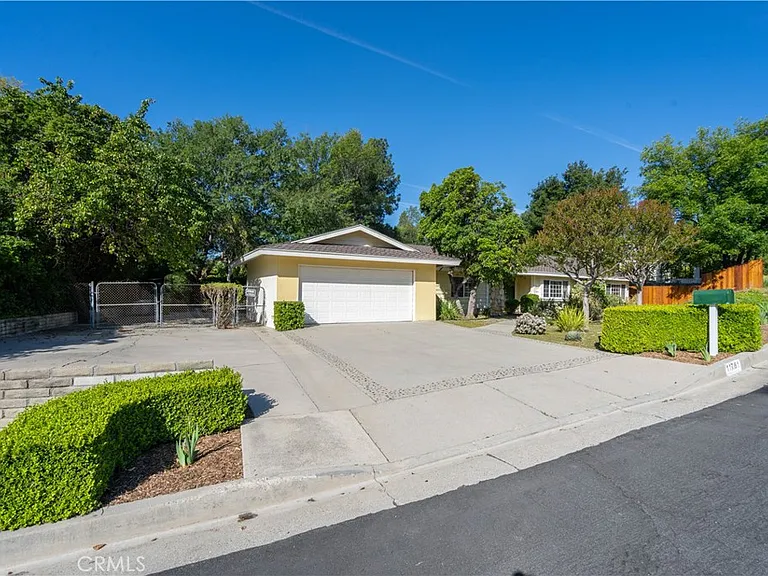 11761 Encino Ave — Photo 41