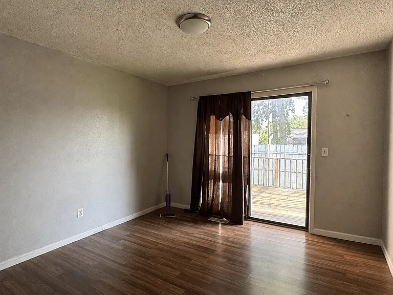 2322 Lombard Ave — Photo 7