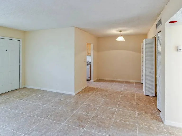 Banyan Club Apartments — Photo 17