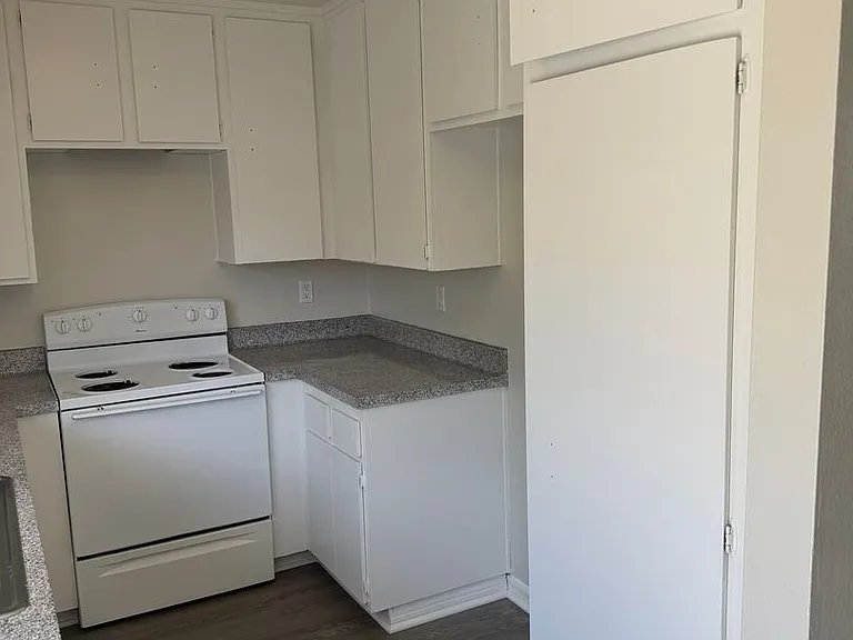 1236 Devonshire Ln — Photo 12