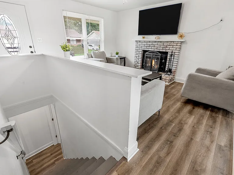 803 Matthews Dr — Photo 9