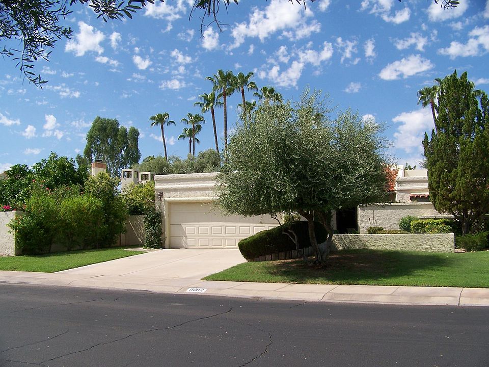 Front of House in a Quiet Cul-de-Sac