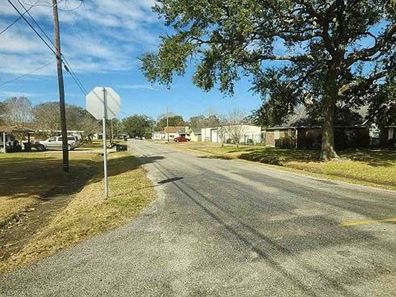 Exterior Neighborhood (street photo)