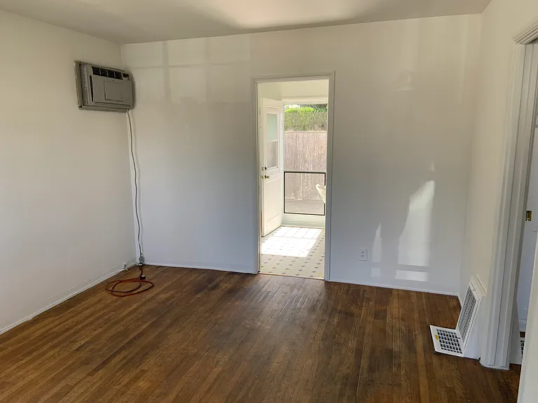 2599 Wellesley Ave — Photo 2