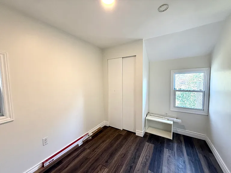 21 Locke St S — Photo 5