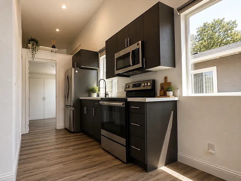 877 Clarkston Dr — Photo 3