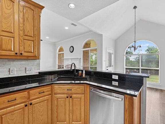 4th image of 214 Knob Hill Dr