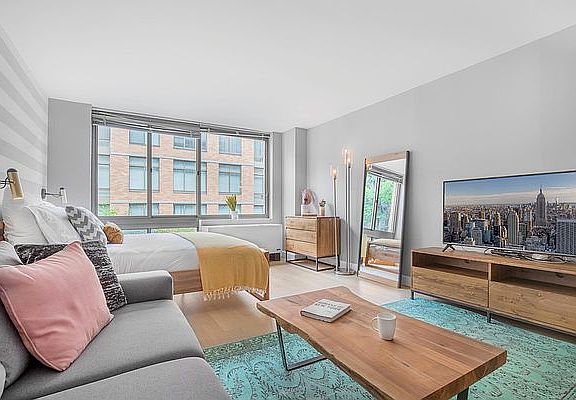 3rd image of 130 W 15th St APT 10B