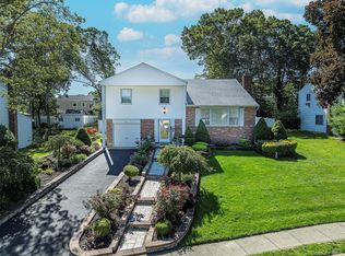6 Linden St, Selden, NY 11784