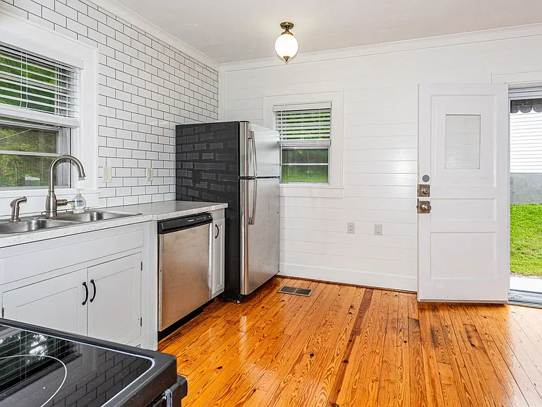 924 Hall St — Photo 21