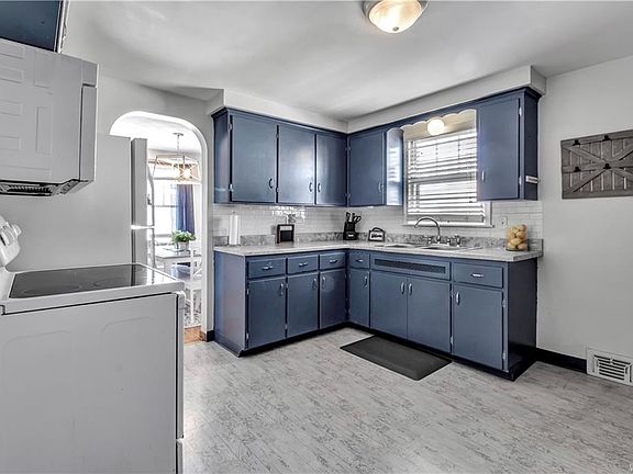 3rd image of 159 Cresthill Ave