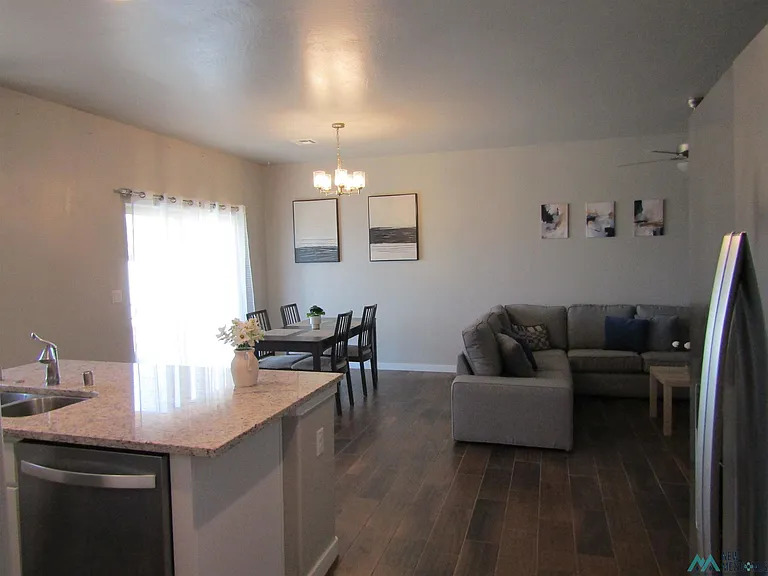 2404 W Briscoe Ave — Photo 7