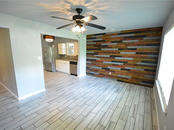 2nd image of 2203 Cottonwood Pl