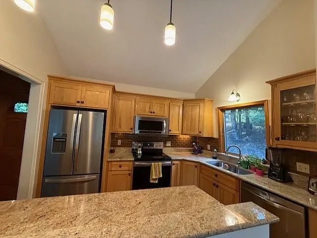 2 bed, 2.0 bath, 2430 sqft, $3,600 — Photo 2
