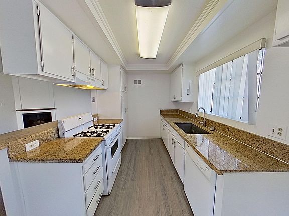 5th image of 16672 Island Cir APT 1