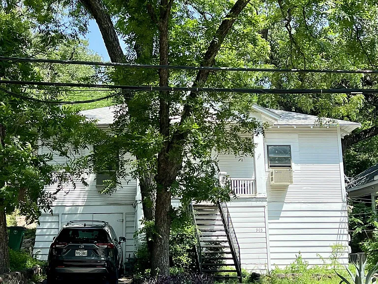 903 Blanco St — Photo 2