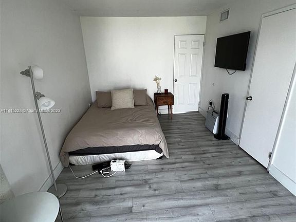 5th image of 1700 NE 191st St APT 300