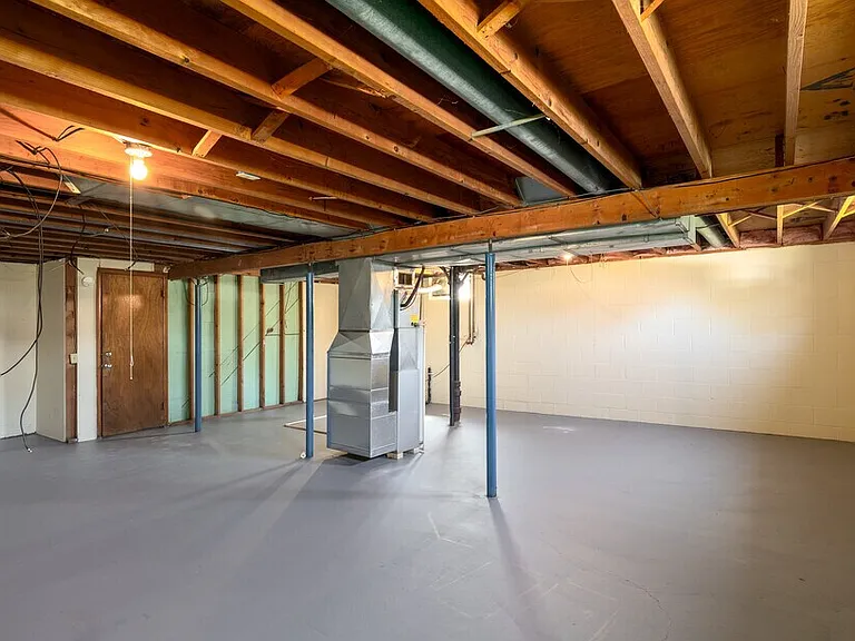 Basement w/ Washer and Dryer hookups