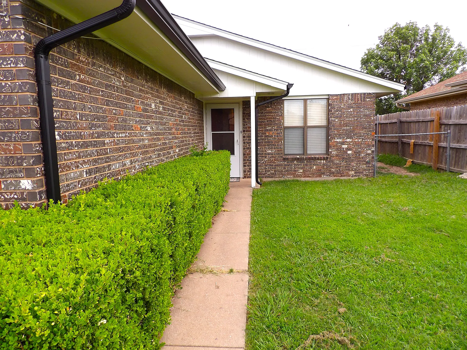 3 bed, 1.5 bath, 1080 sqft, $1,295 — Photo 2