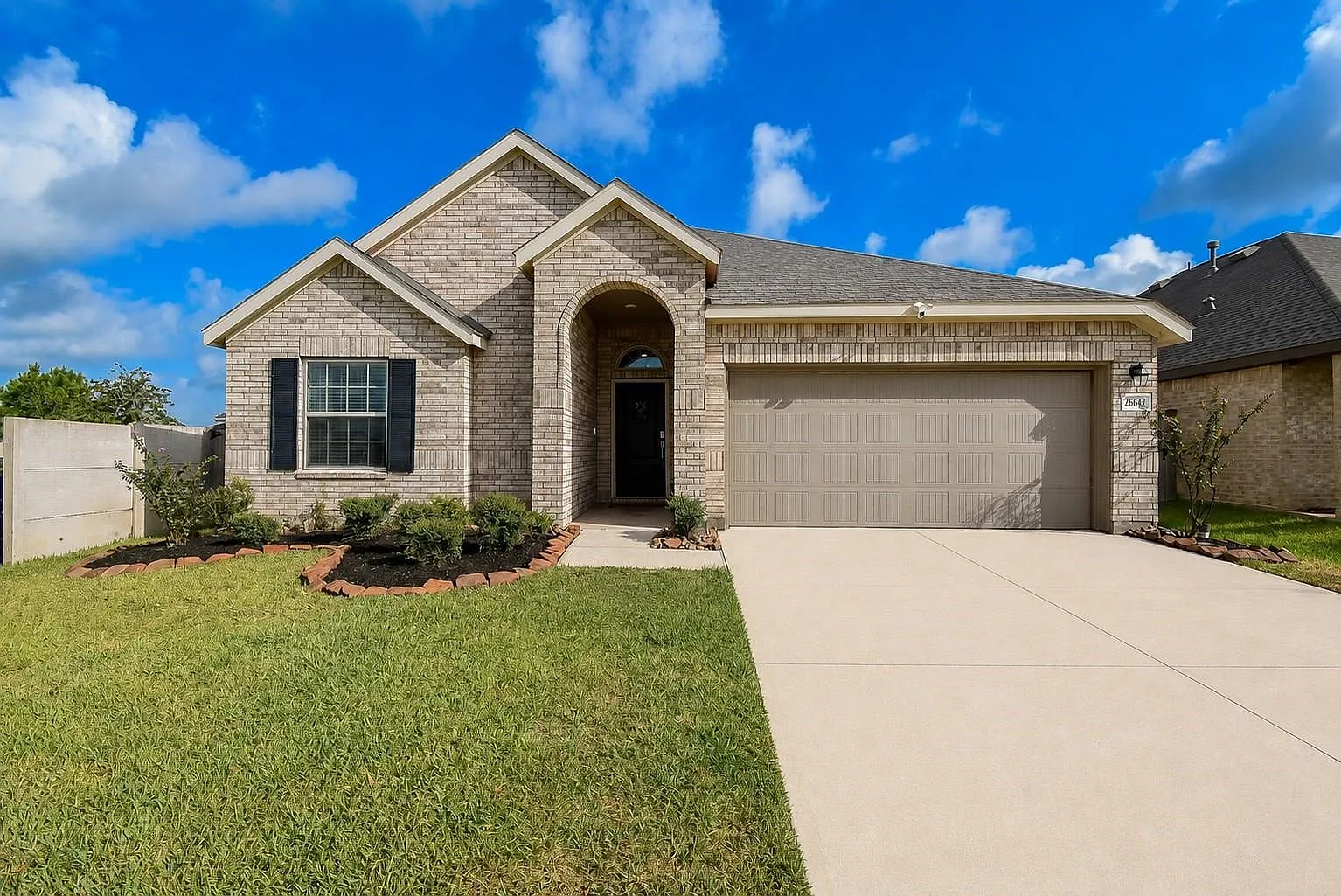 4 bed, 2.0 bath, 1954 sqft, $2,200 — Photo 2