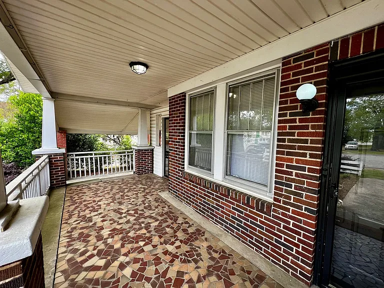 901 Center St — Photo 3