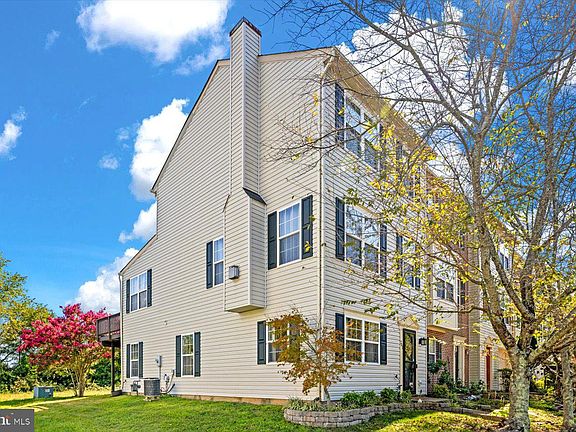 4th image of 701 Clint Ln