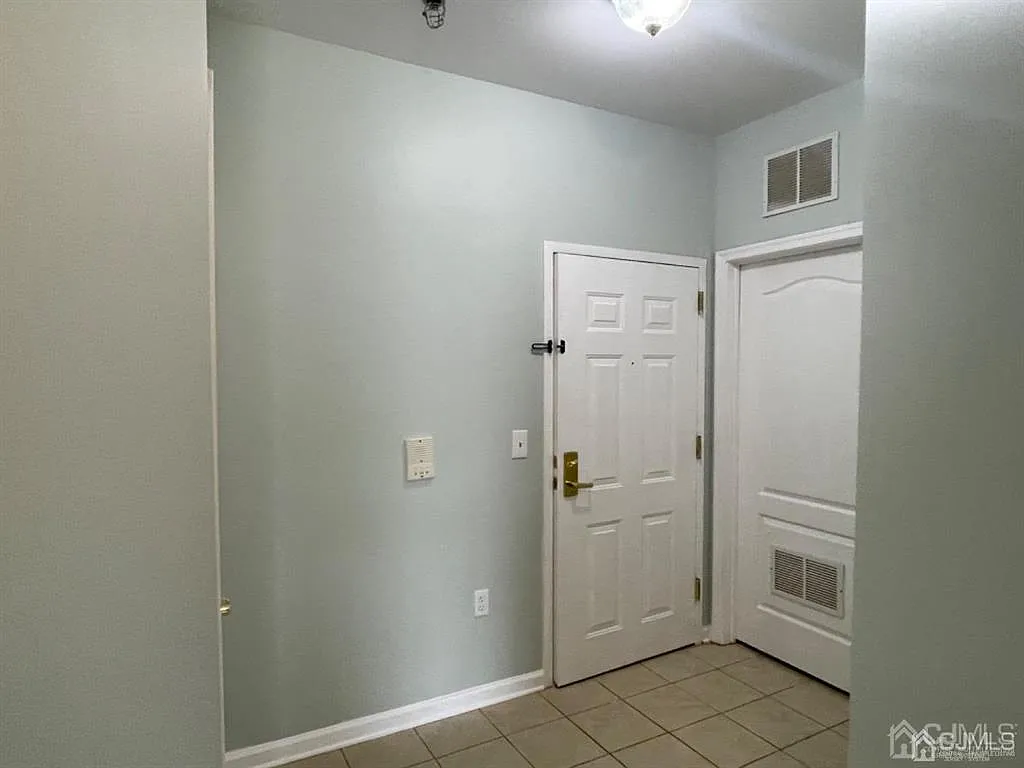 3 bed, 2.0 bath, 1340 sqft, $3,000 — Photo 2