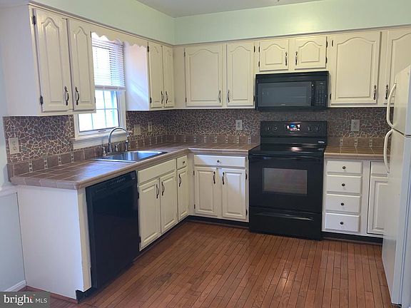 3rd image of 3934 Pepperidge Ct