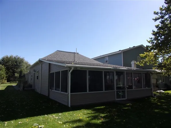 16 NE Cove Dr #9, Elwood, NE 68937